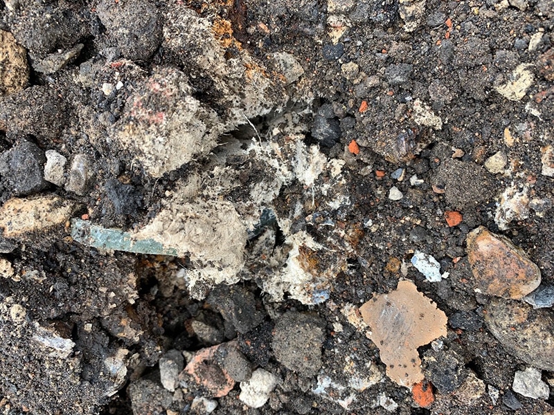 What’s the difference between loose asbestos fibre and asbestos debris soil contamination?