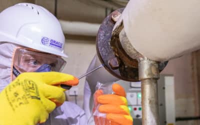 Who is qualified to conduct an asbestos survey in the UK?